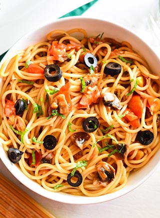 One Pot Pasta With Olives & Mushrooms